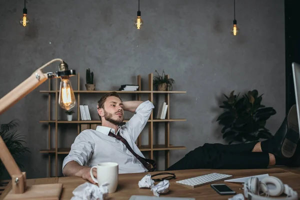 Jungunternehmer entspannt im modernen Büro — Stockfoto