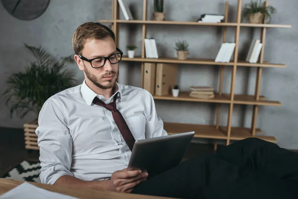 Geschäftsmann nutzt digitales Tablet am Arbeitsplatz — Stockfoto