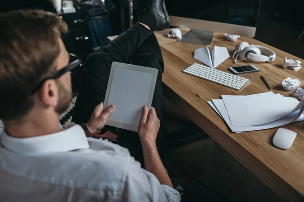 Uomo d'affari che utilizza tablet digitale sul posto di lavoro — Foto stock