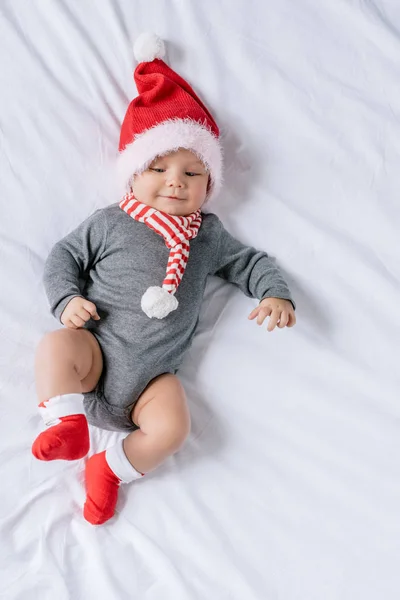 Niño en sombrero de santa claus - foto de stock