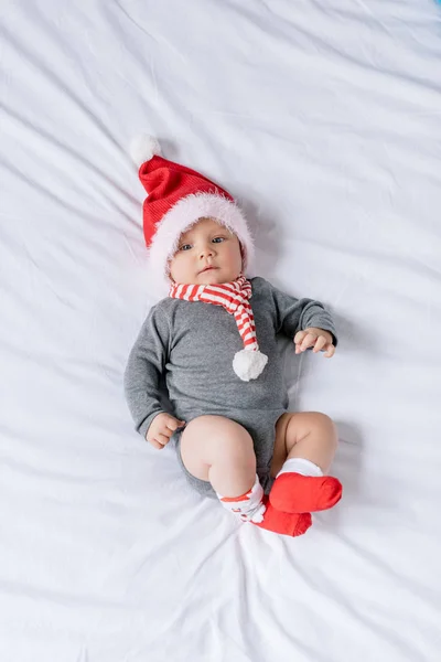 Säugling mit Weihnachtsmann-Hut — Stockfoto