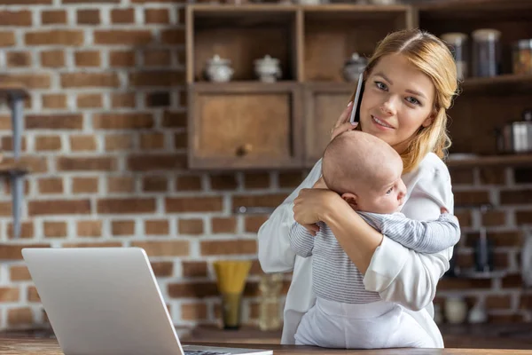 Femme d'affaires avec bébé dans les mains — Photo de stock