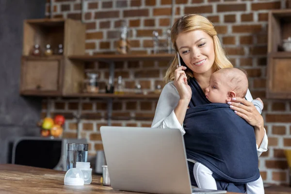 Mujer de negocios con bebé en las manos - foto de stock