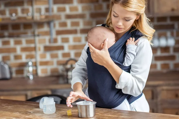 Madre preparando comida para niños - foto de stock