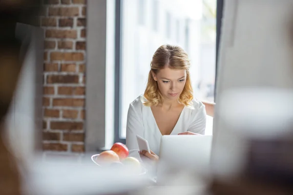 Femme utilisant un ordinateur portable — Photo de stock