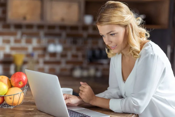 Donna utilizzando il computer portatile — Foto stock