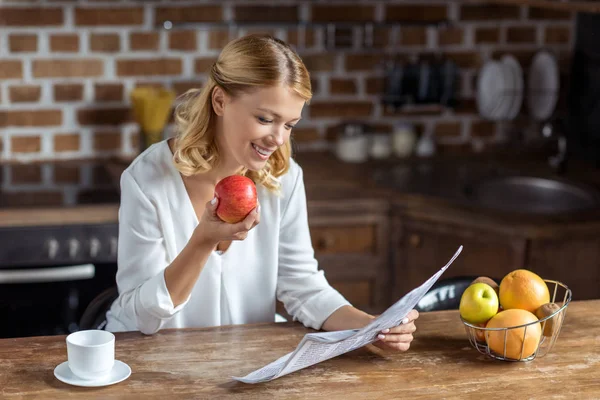 Frau liest Zeitung — Stockfoto