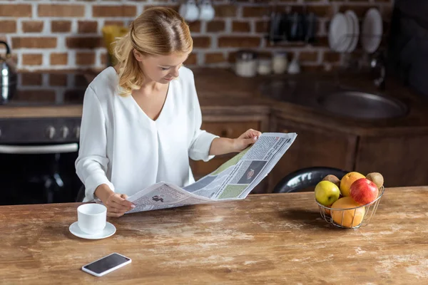 Woman reading newspaper — Stock Photo