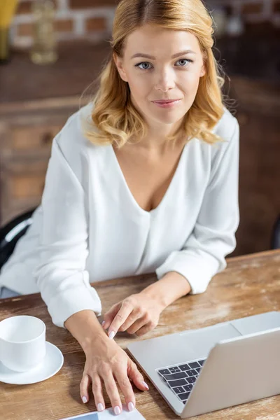 Femme avec ordinateur portable sur la table — Photo de stock
