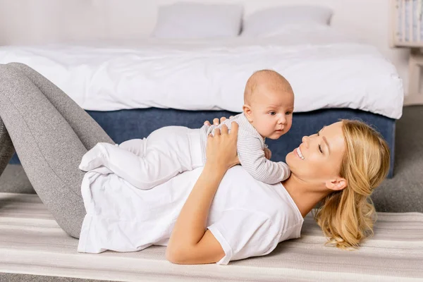 Mère heureuse et fils bébé — Photo de stock