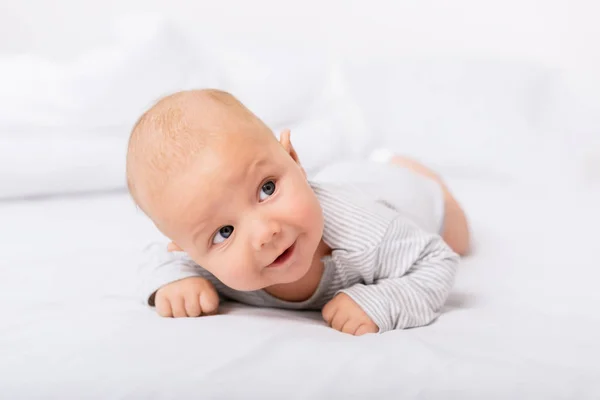 Sonriente niño - foto de stock