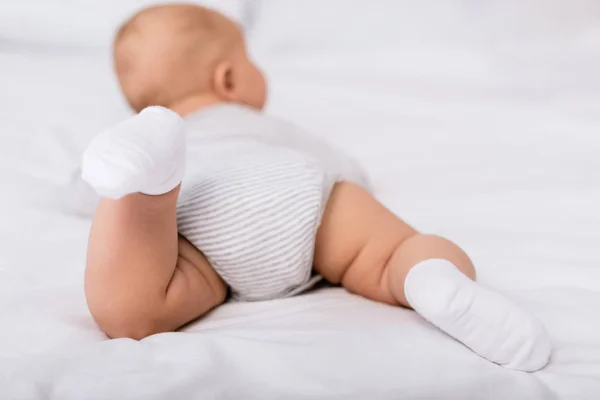 Bambino sdraiato sul letto — Foto stock