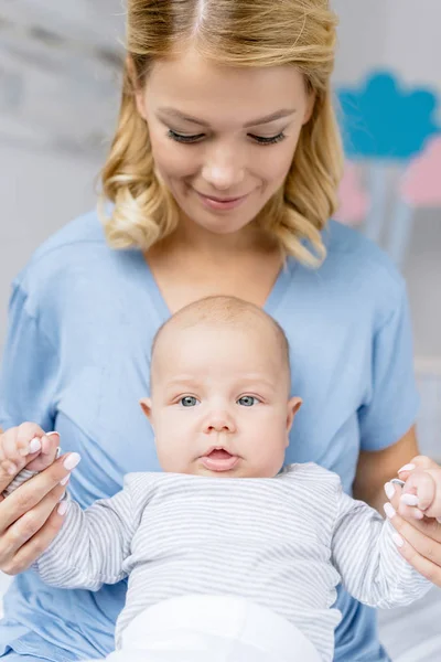 Mother holding babys hands — Stock Photo