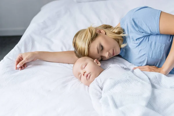 Mamma e bambino a letto insieme — Foto stock