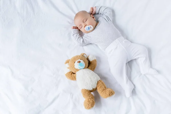 Bambino addormentato con giocattolo — Foto stock