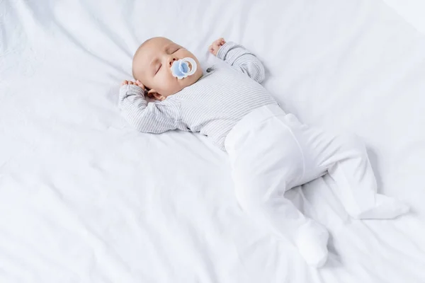 Bambino che dorme sul letto — Foto stock