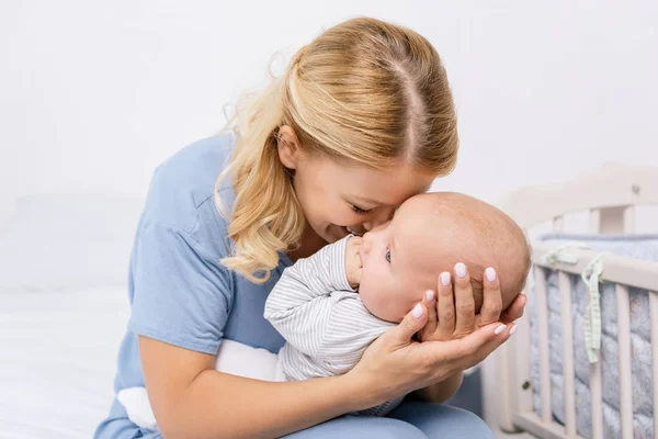 Sensuale madre holding figlio — Foto stock