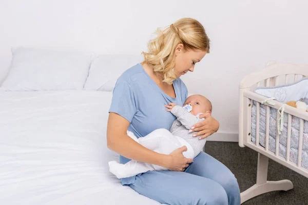 Madre sosteniendo bebé - foto de stock