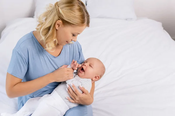 Madre sosteniendo bebé - foto de stock