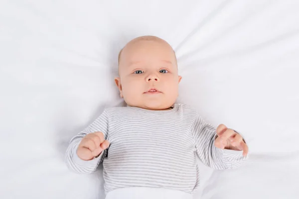 Невинный белый младенец — стоковое фото