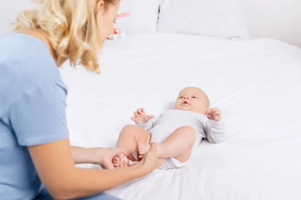 Mother holding babys feet — Stock Photo
