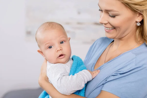 Mother holding baby — Stock Photo