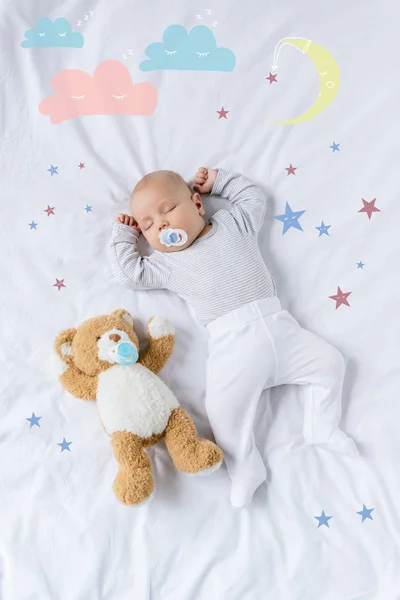 Спляча дитина з іграшкою — стокове фото