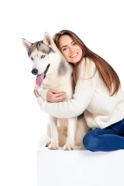 Bela menina sorridente abraçando cão husky, isolado no branco — Fotografia de Stock