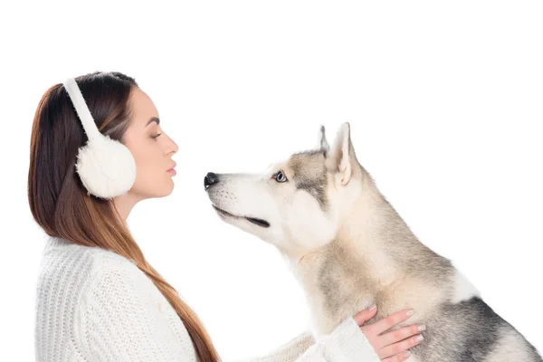 Husky-Hund und schöne Frau im Winter-Ohrenschützer, isoliert auf weiß — Stockfoto