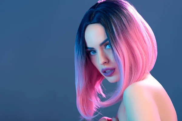 Bela mulher nua em peruca rosa, isolado em azul — Fotografia de Stock