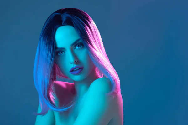 Bela mulher nua em peruca rosa, isolado em azul com filtro rosa — Fotografia de Stock