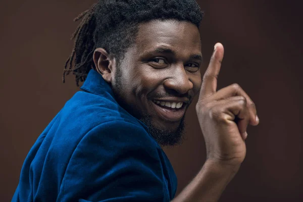 Sorridente afro-americano homem mostrando um dedo para cima isolado no marrom — Fotografia de Stock