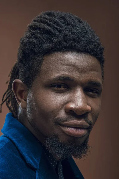 Retrato de homem afro-americano bonito com dreadlocks isolado em marrom — Fotografia de Stock