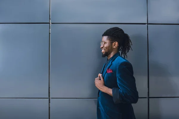 Vue latérale de l'homme afro-américain élégant en veste bleue — Photo de stock