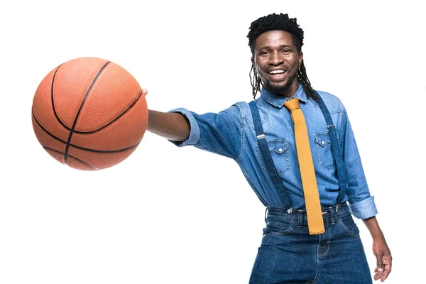 Sonriente afroamericano hombre jugando con pelota de baloncesto aislado en blanco - foto de stock