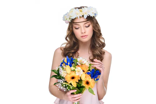 Mujer joven en corona floral con ramo aislado en blanco - foto de stock