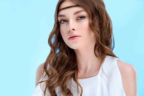 Sensuelle jeune femme aux cheveux bouclés isolé sur bleu — Stock Photo