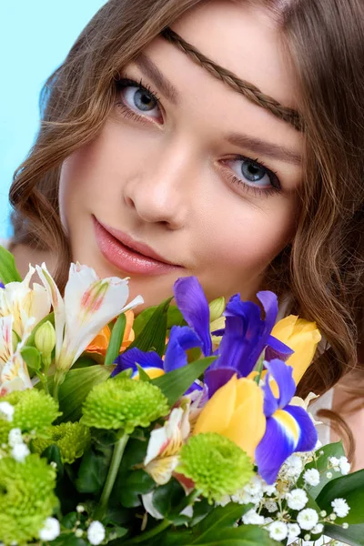Portrait en gros plan de jeune femme avec bouquet floral — Photo de stock