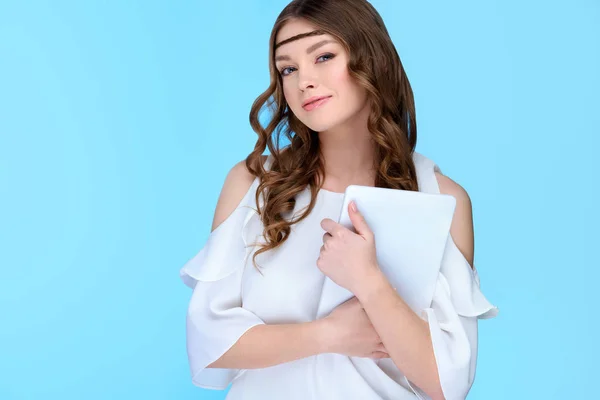 Jeune femme souriante avec tablette numérique isolée sur bleu — Photo de stock