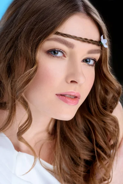 Gros plan de la jeune femme attrayante avec les cheveux bouclés — Photo de stock