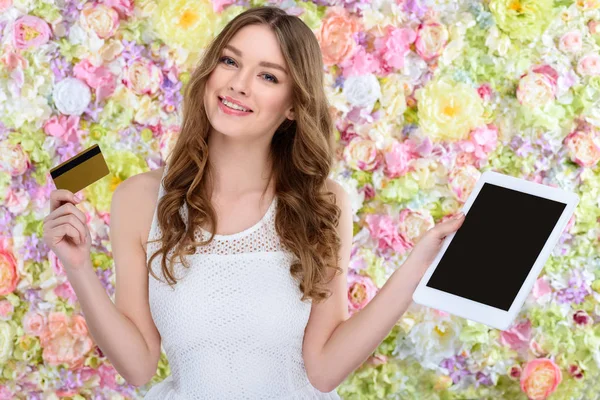 Belle jeune femme avec tablette et carte de crétin — Photo de stock