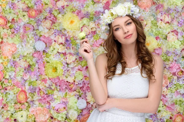 Bella giovane donna in corona floreale con bocciolo di rosa in fiore — Foto stock