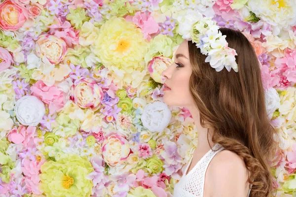 Vista laterale di attraente giovane donna in corona floreale — Foto stock