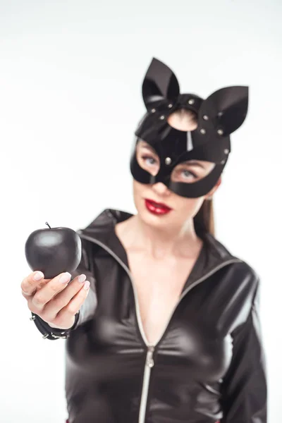 Pomme noire dans les mains de la femme perverse en costume sexy isolé sur blanc — Photo de stock