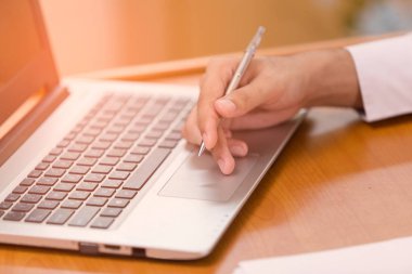 İşadamları kullanma bilgisayar ofis ahşap masa.