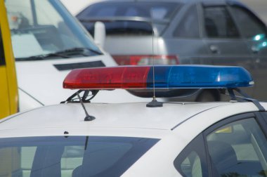 Polis arabası sireni.