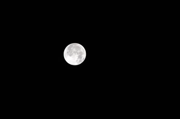 Luna llena en el cielo nocturno —  Fotos de Stock