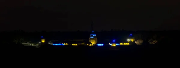 Zaporozhian Sich cosacos fortaleza en la isla Hortica con luces en la noche —  Fotos de Stock