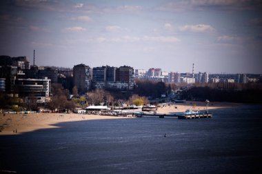 Şehir nehir, plaj ve İskele peyzaj üzerinde