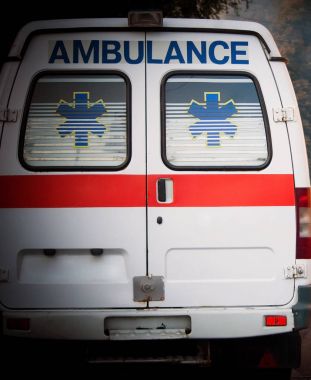 Ambulans arabası arka görünümü